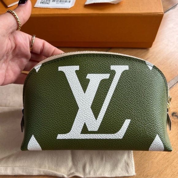 Louis Vuitton cosmetic case - Picture 2 of 13